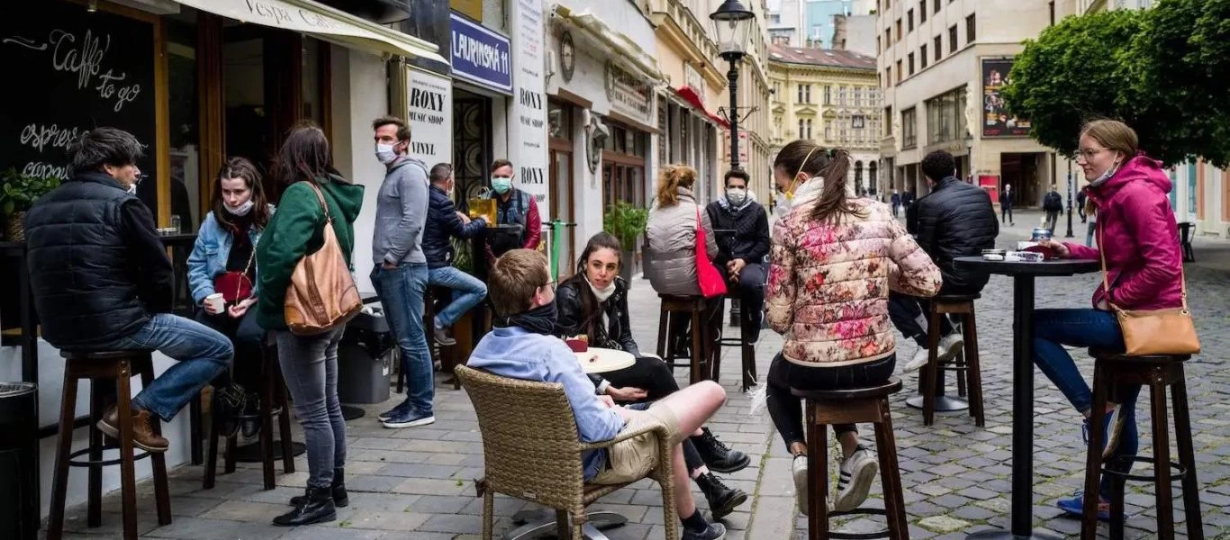 Σφίγγει ο κλοιός για τους εμβολιασμένους στην Ευρώπη: Η Σλοβακία αποφάσισε lockdown για όλους